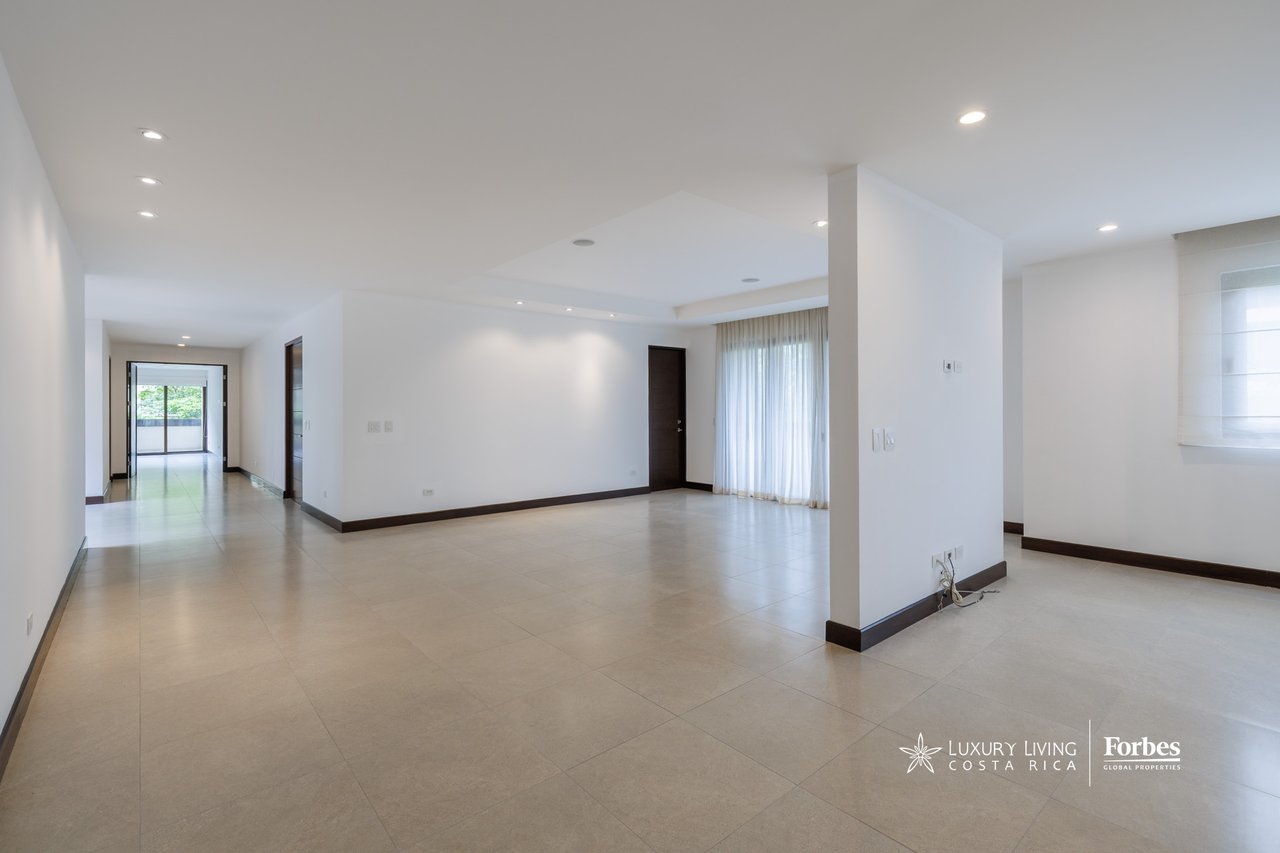 21475 - Modern apartment, 4 bedrooms + maid's quarters in Escazu for sale and rent