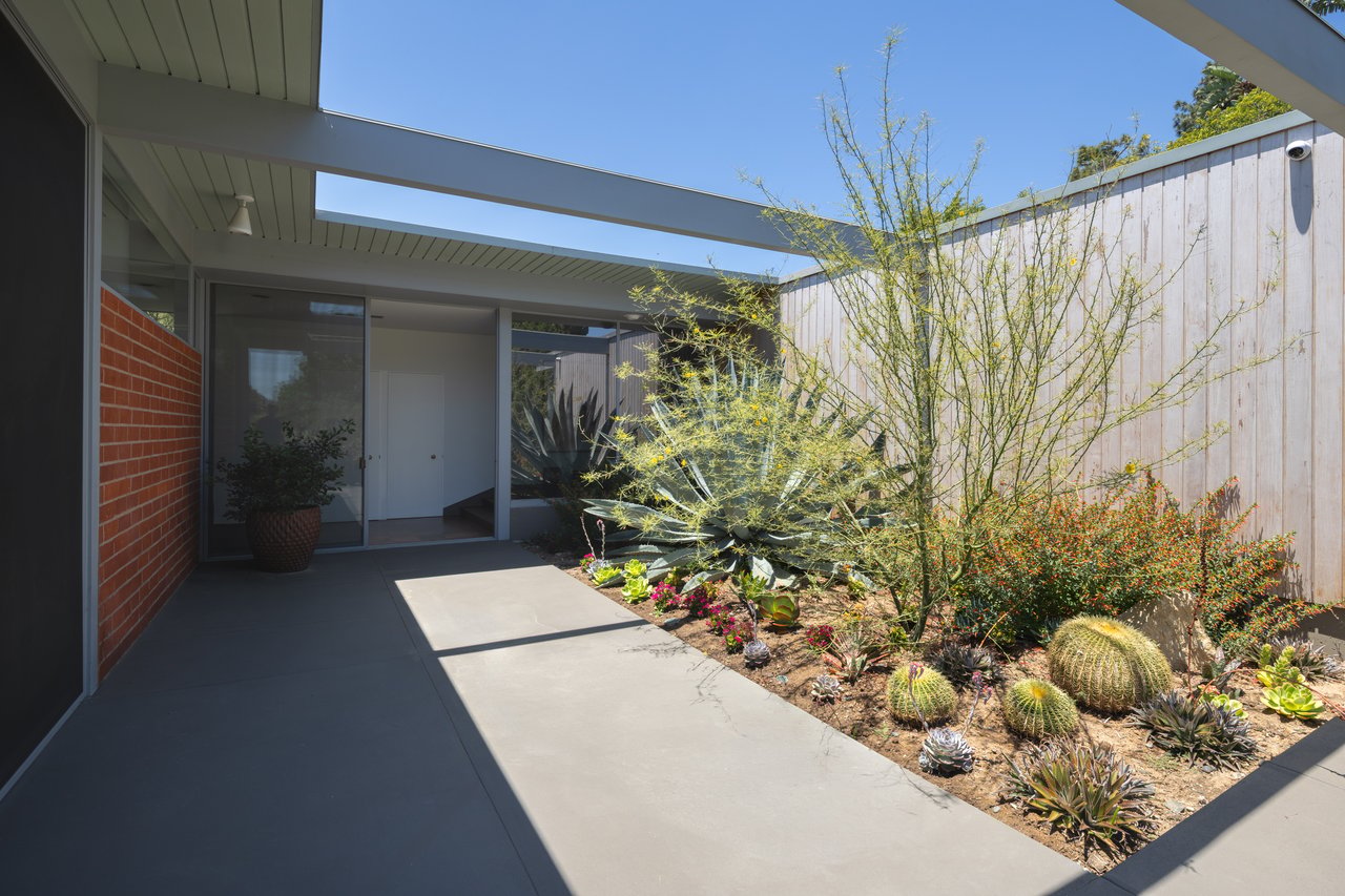 1035 Summit Dr, Beverly Hills 