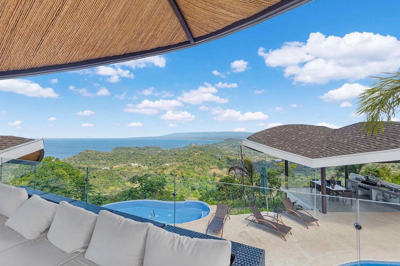 Luxury Oceanview Corner Penthouse, Jaco, Puntarenas