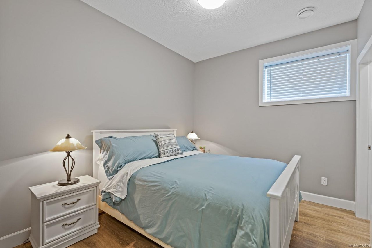 7364 Lakefront Dr, Lake Cowichan