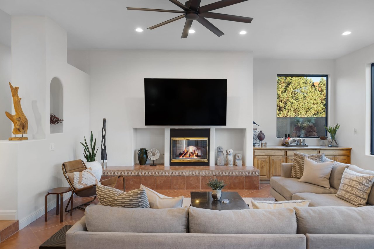 Mammoth Rock Lodge-New Family Home Remodeled, 2 Hot Tubs & Game Room