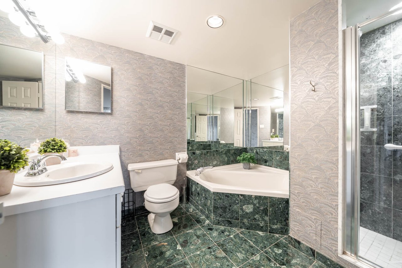 301-7300 Yonge Street 