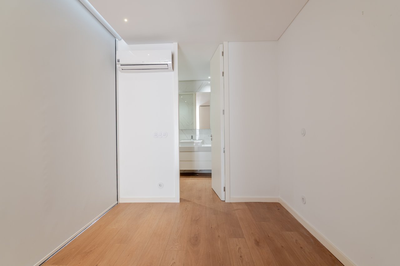 Elegant 1-Bedroom Apartment with Private Patio & Short-term Rental (AL) License in Porto’s Historic Core