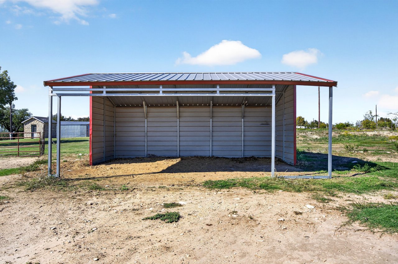 277 Private Road 1611