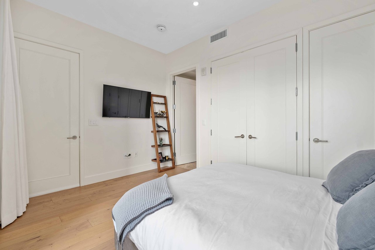 200 Congress Ave #18AE