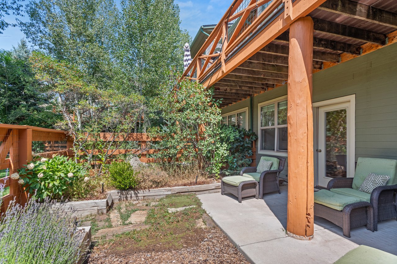 Warm & Inviting Willits Townhome