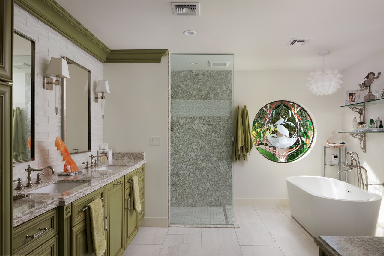 3042 N MANOR Drive E