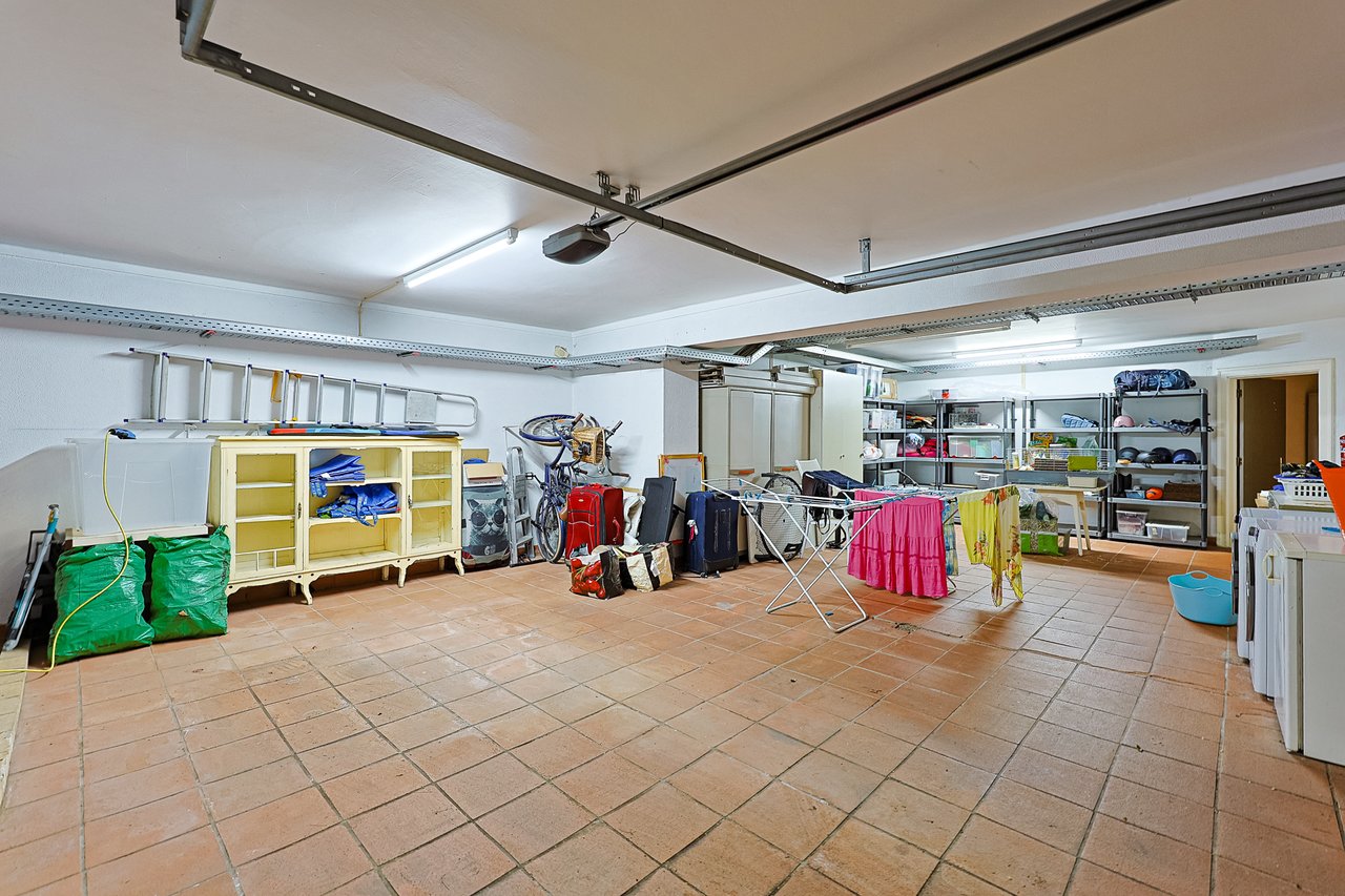 Spacious 8+2-Bedroom Villa with Pool for Rent in Cascais