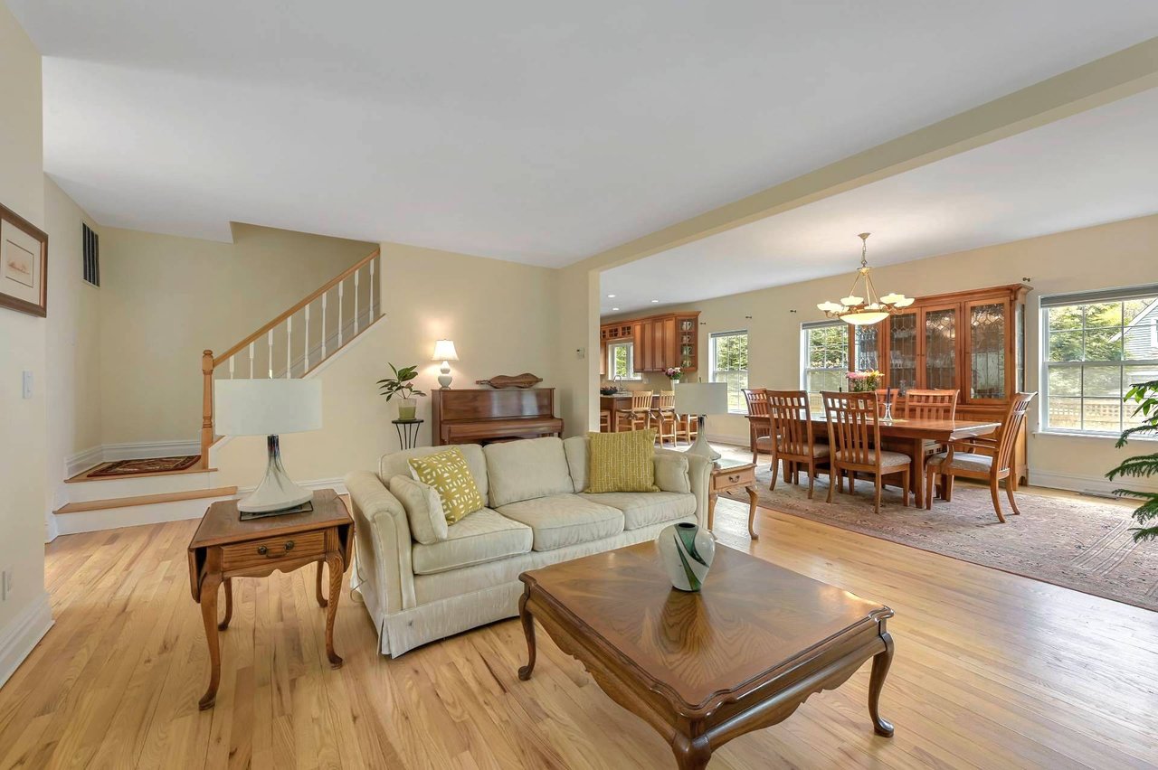 22 Wooded Oak Ln