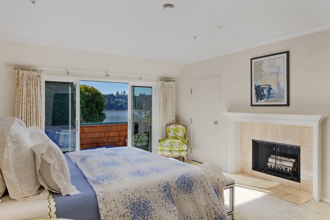 Luxurious End Unit in Point Tiburon