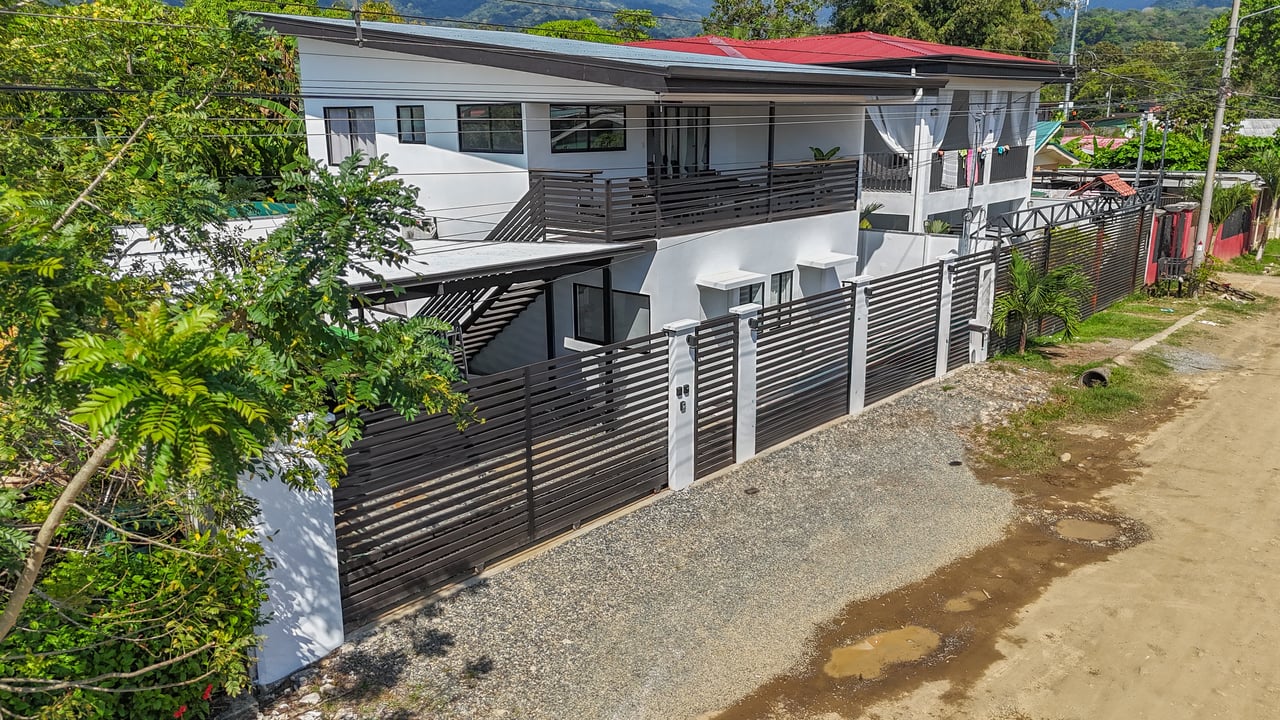 A House With An Upper Live-In Suite & Two Fully Serviced Downstairs Rental Apartments Less Than 1 km From The Entrance to Marino Ballena National Park