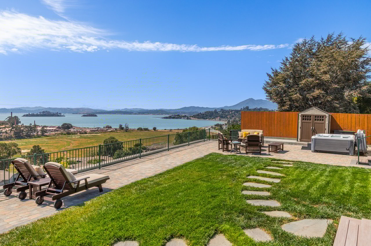 Sunny View Residence in Peacock Gap