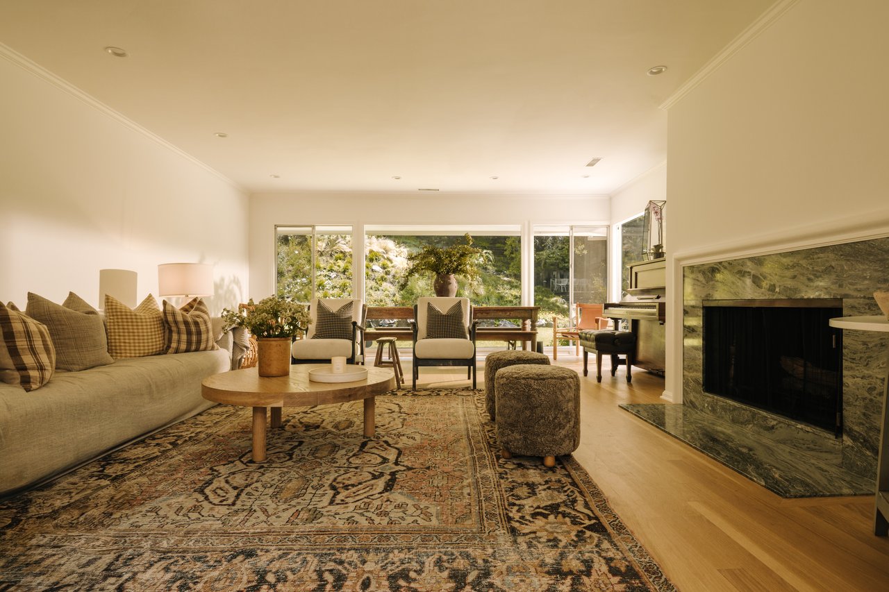 2610 Mandeville Canyon Rd