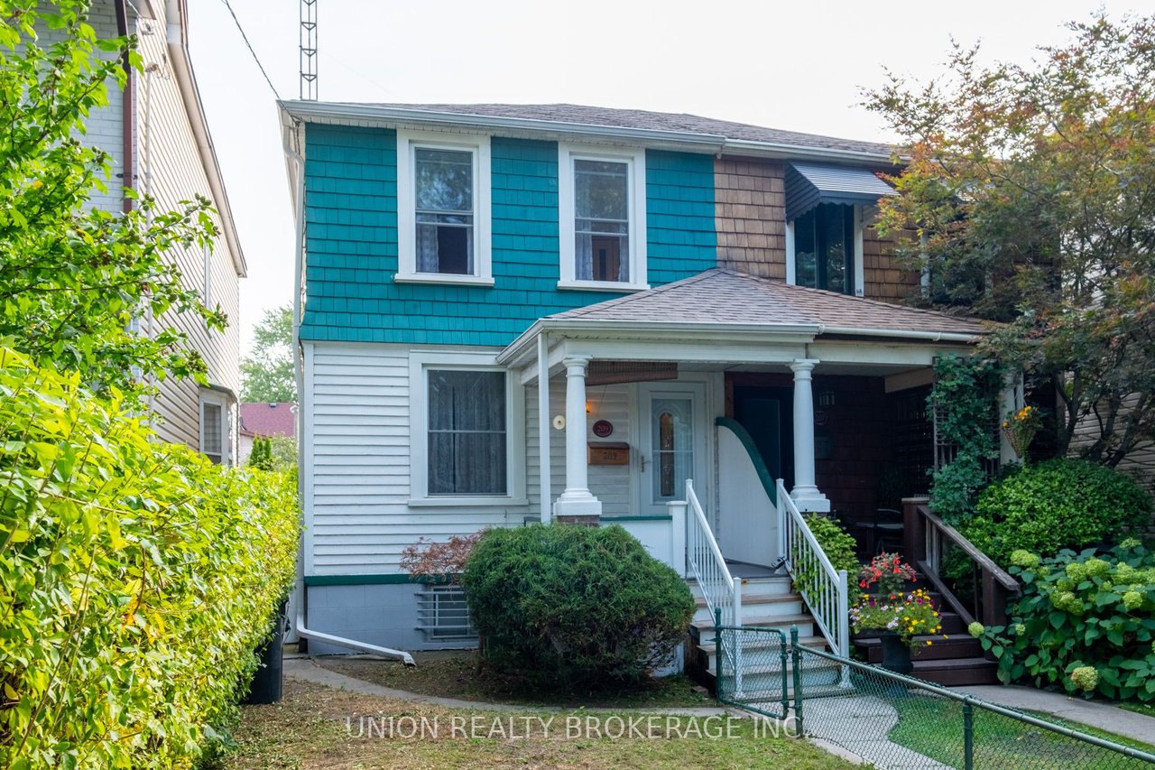 209 Leslie St