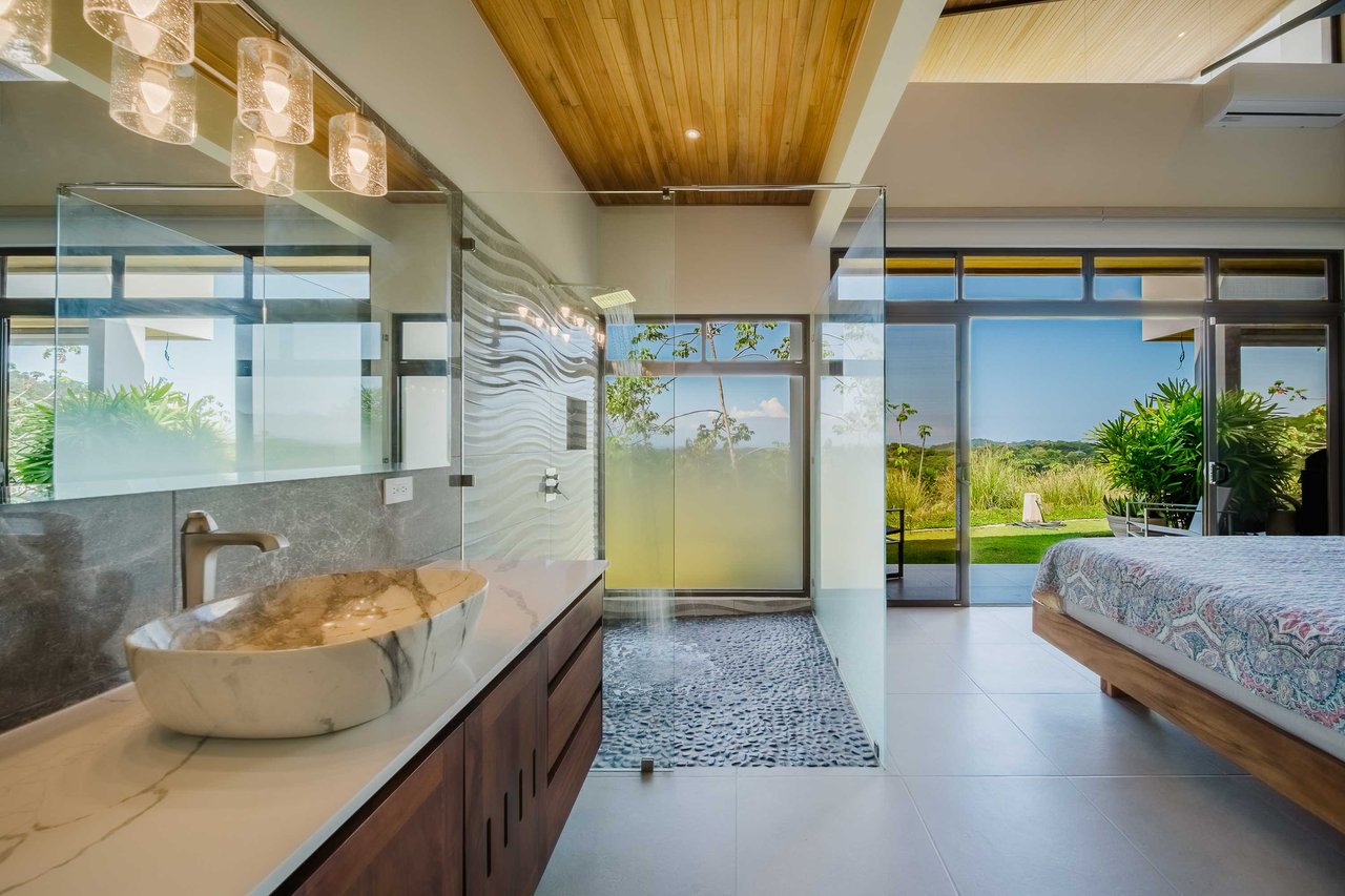 Guest House and Infinity Pool Ocean View Luxury Estate