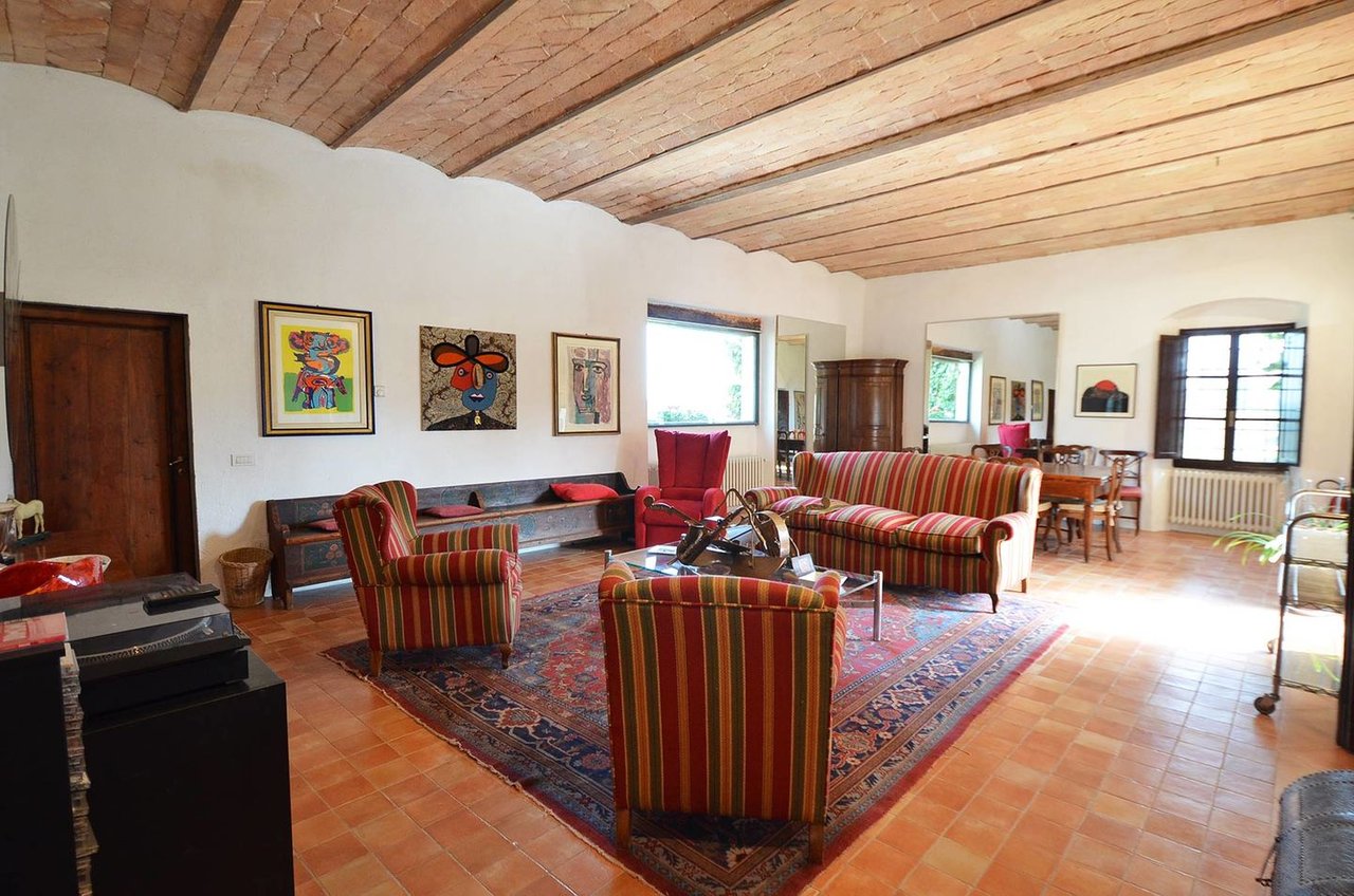 Prestigious and Historic Country House with Pool