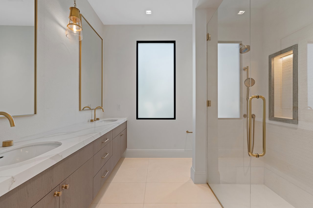 6230 E HILLCREST Boulevard