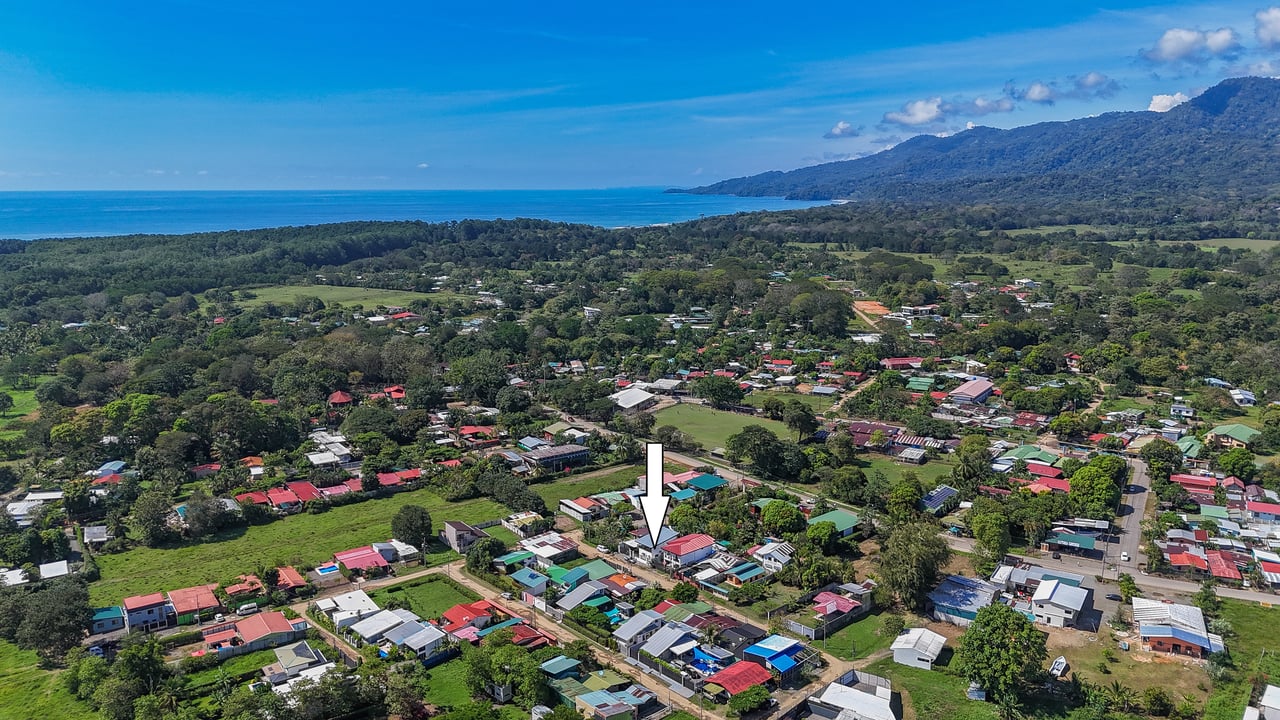 A House With An Upper Live-In Suite & Two Fully Serviced Downstairs Rental Apartments Less Than 1 km From The Entrance to Marino Ballena National Park