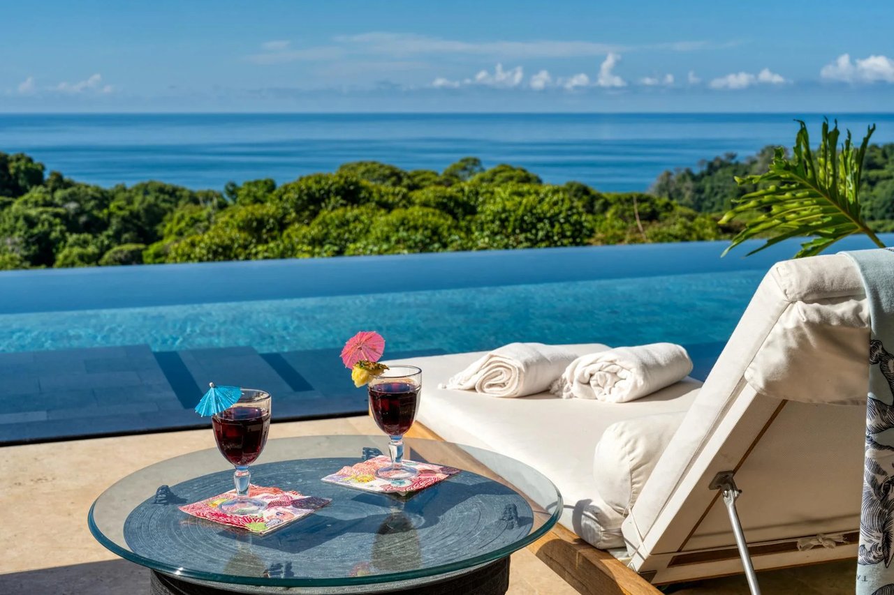 Contemporary Coastal Infinity Villa, Dominical, Puntarenas