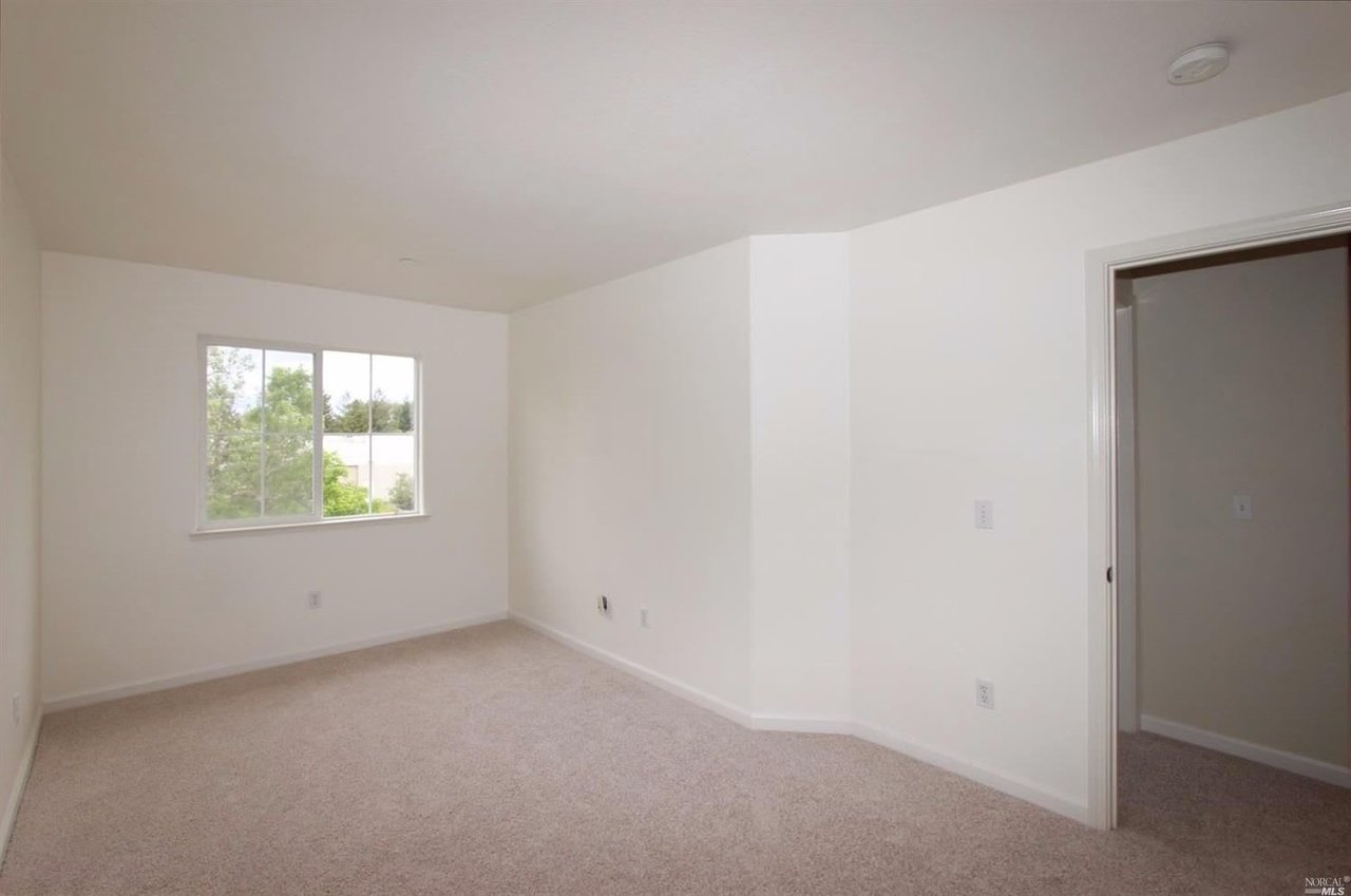 2525 Edgewater Dr