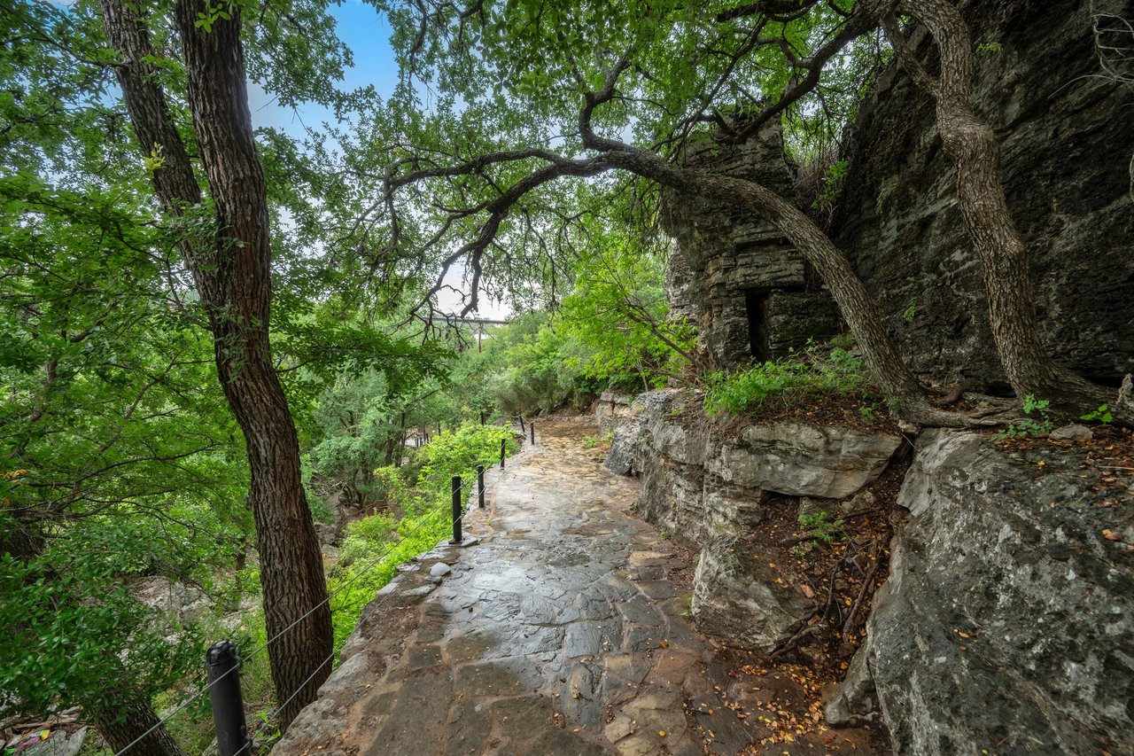 401 Crestview Drive and 309 Cliff Circle