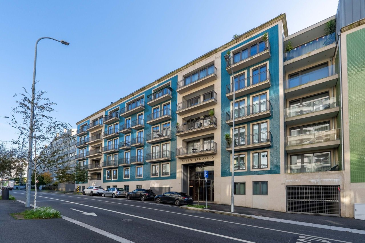 Modern Two-Bedroom Duplex Apartment in Porto