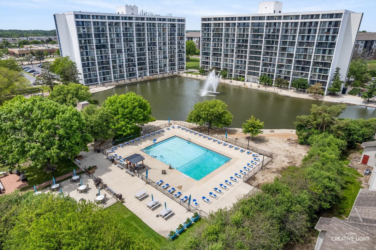 Outdoor swimming pool and clubhouse at Cove Landing condominium community 2015 S Finley Road Lombard IL 60148