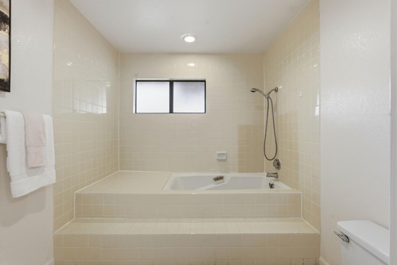 17 Azalea Ln, San Carlos