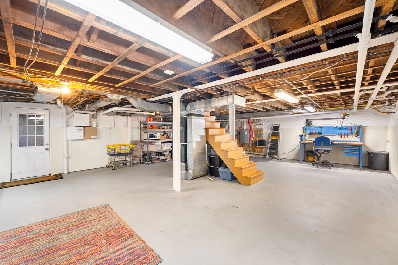 22 W OAK STREET