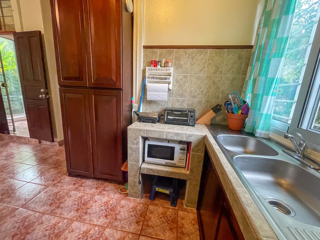 Cozy Colonial Home with Lush Gardens and Prime Commercial Prospects