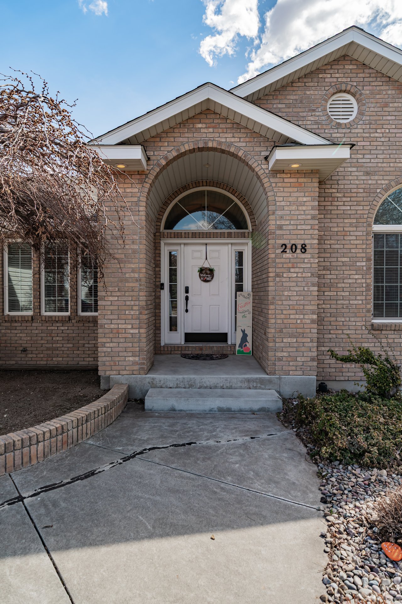 208 E Woodhaven Ln
