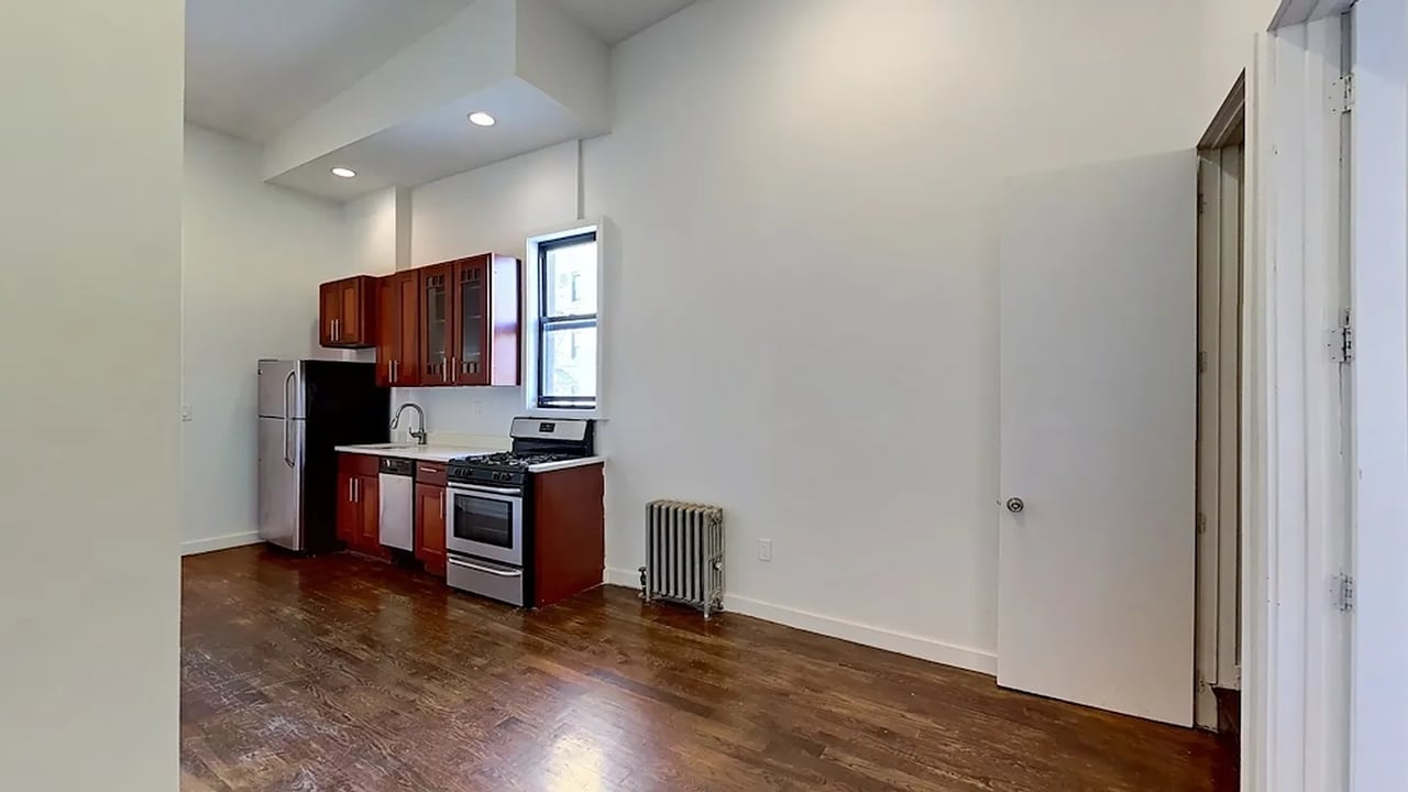 886 Franklin Ave 2R