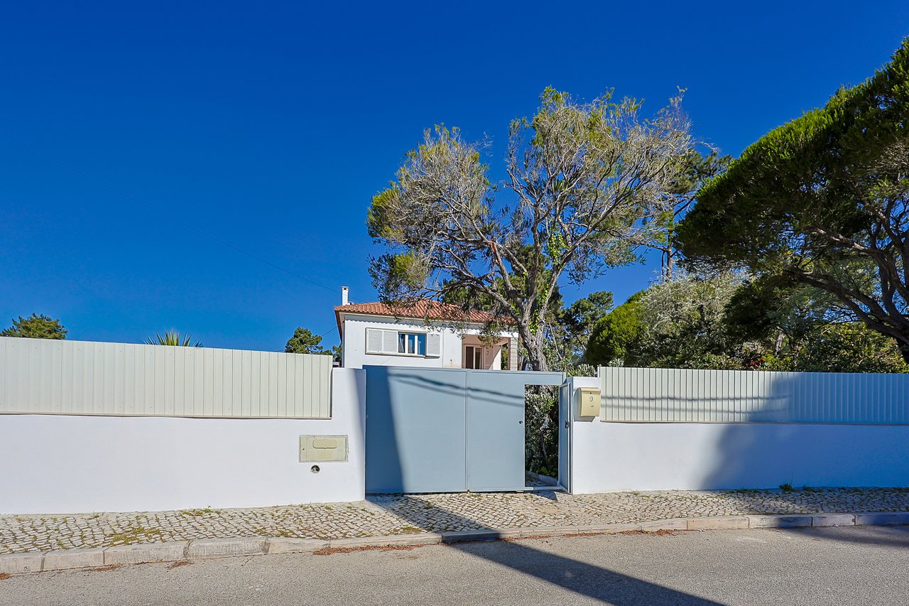 Spacious 5-Bedroom Villa with Expansive Garden Near Sintra in Colares