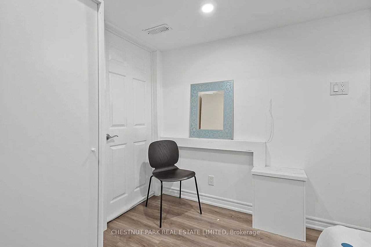 4 Glouster Court