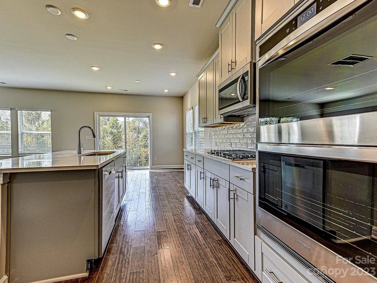 664 Citriadora St