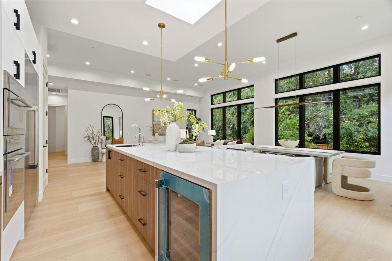 1084 Moffett Circle, Palo Alto, California 94303