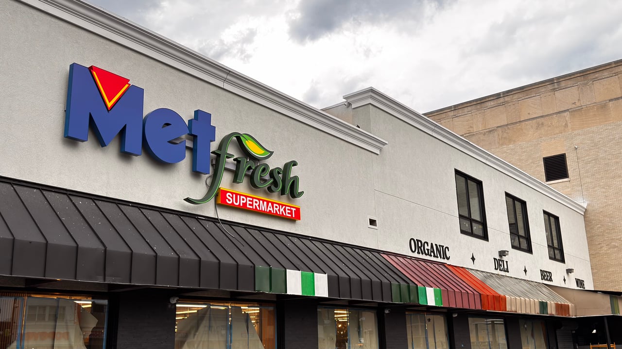 Image of the Met Fresh Supermarket sign
