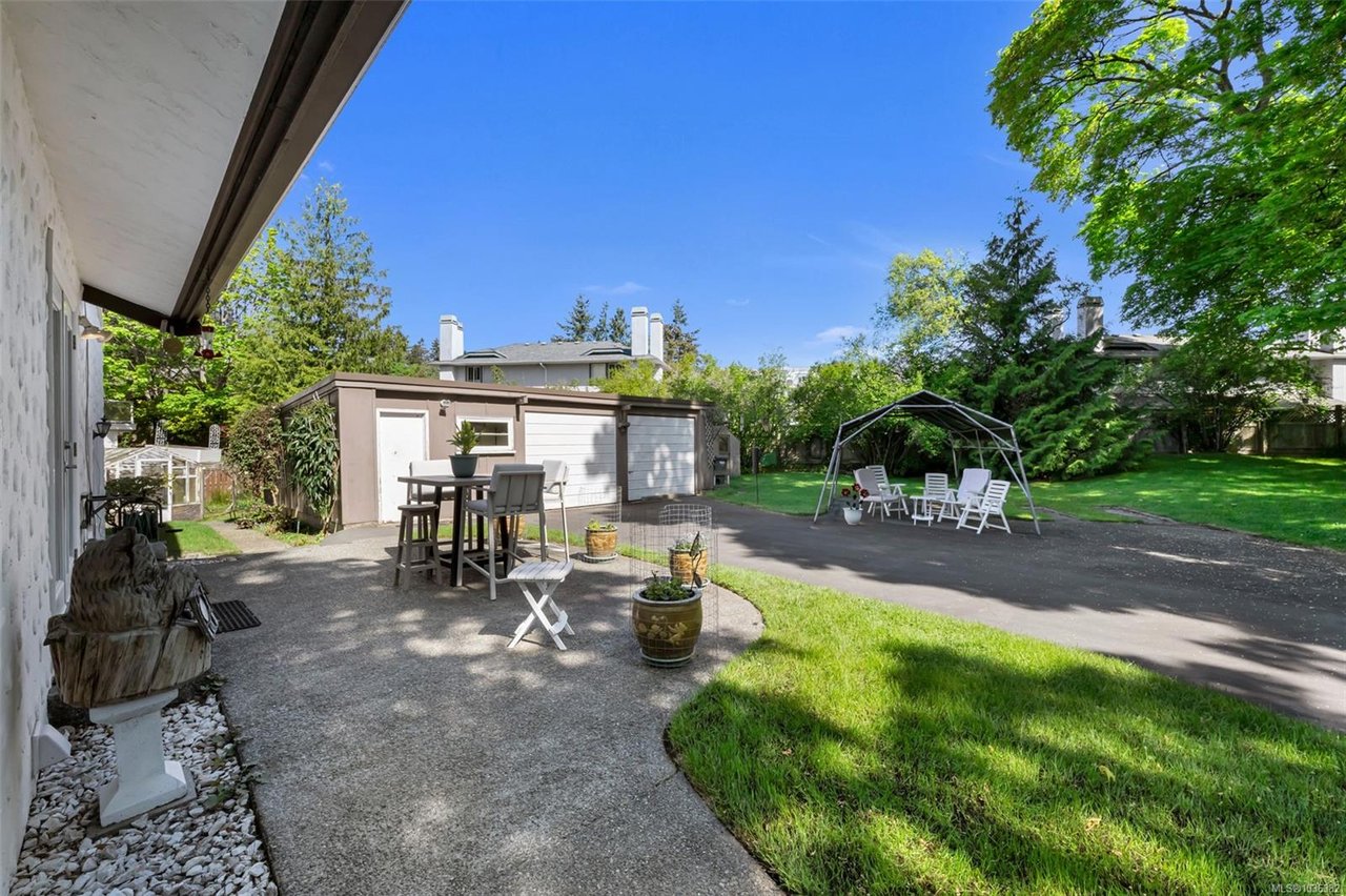989 Abbey Rd, Saanich