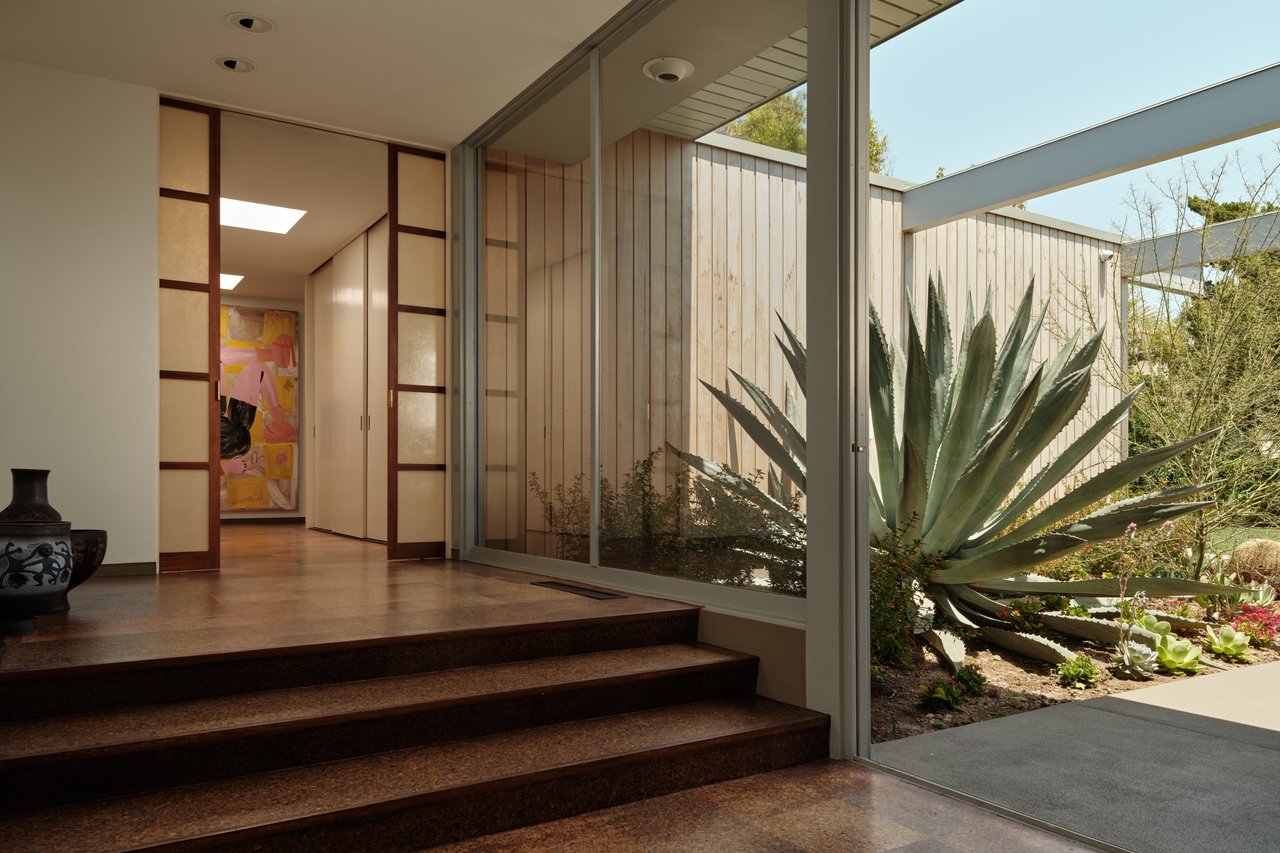 1035 Summit Dr, Beverly Hills 