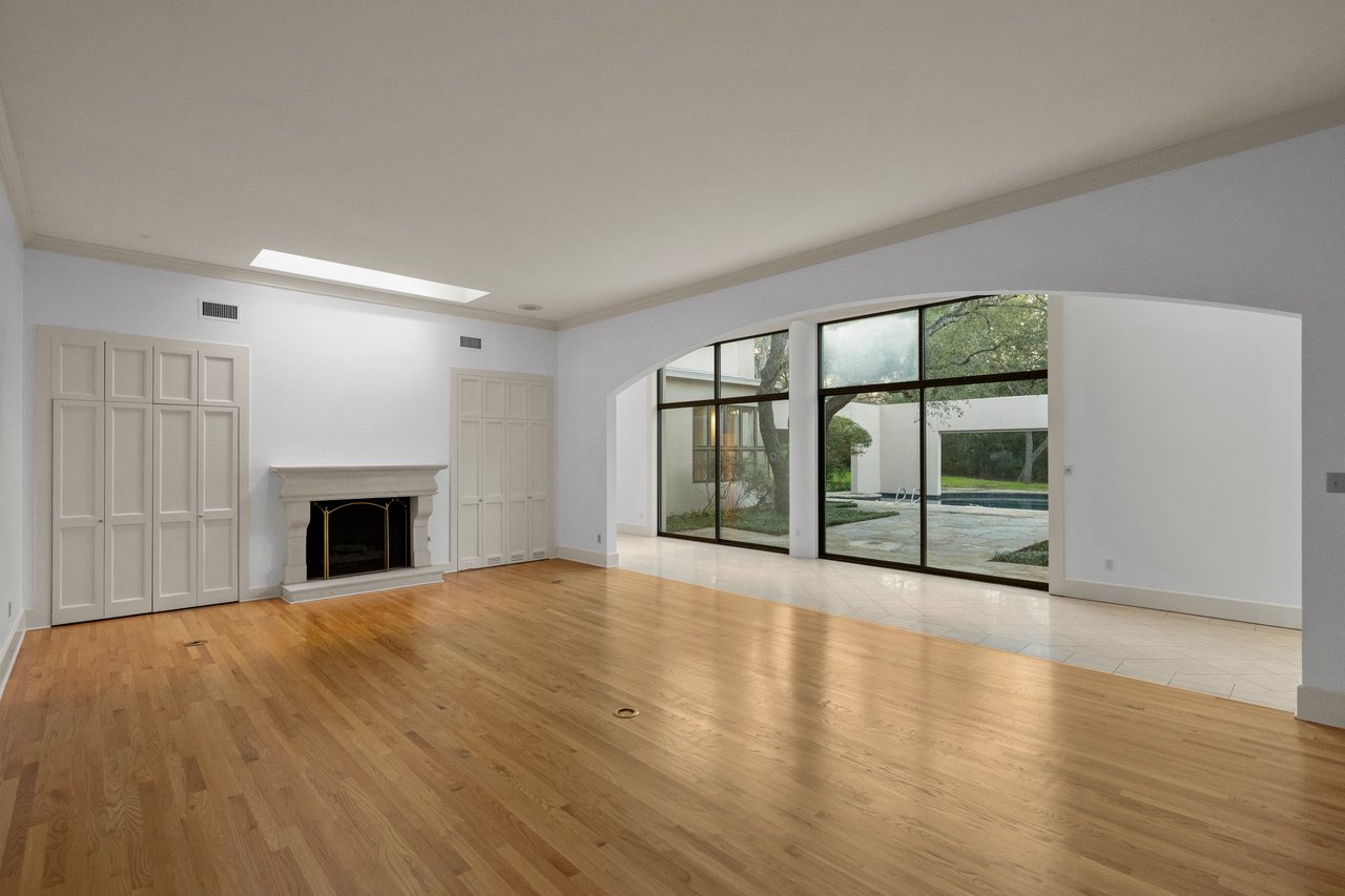 One of a Kind in West Lake Hills