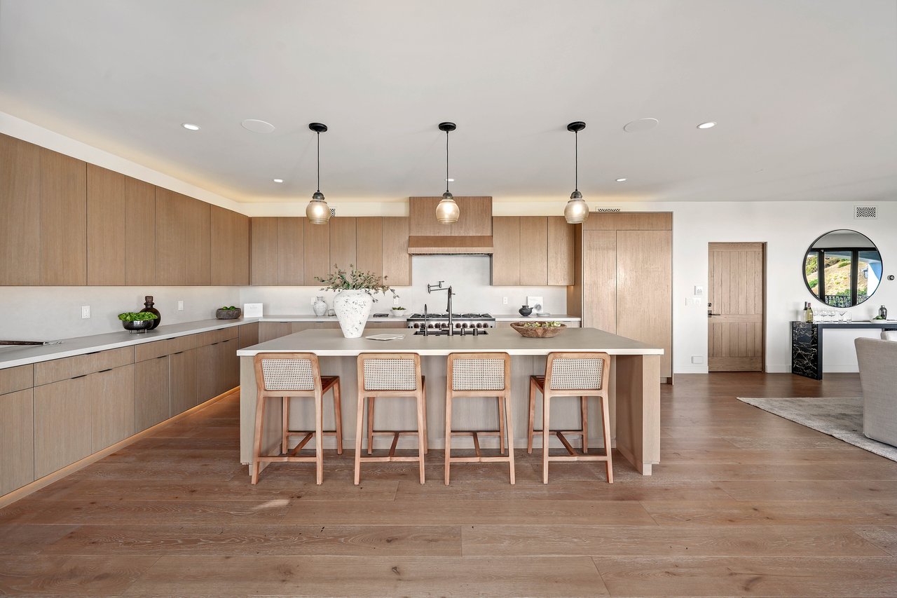 7212 Mulholland Dr, Hollywood Hills