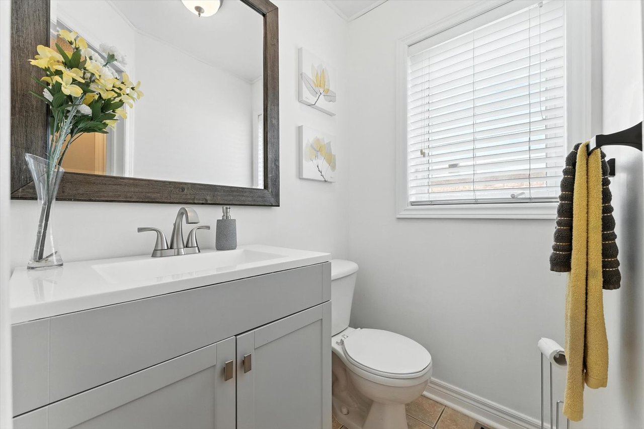 151 Mowat Cres