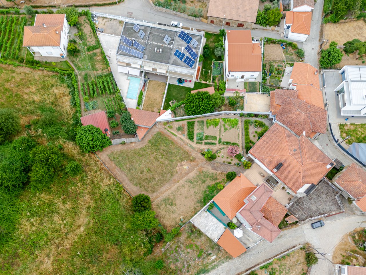 Rustic Four-Bedroom House with Private Land in Folhadela, Vila Real