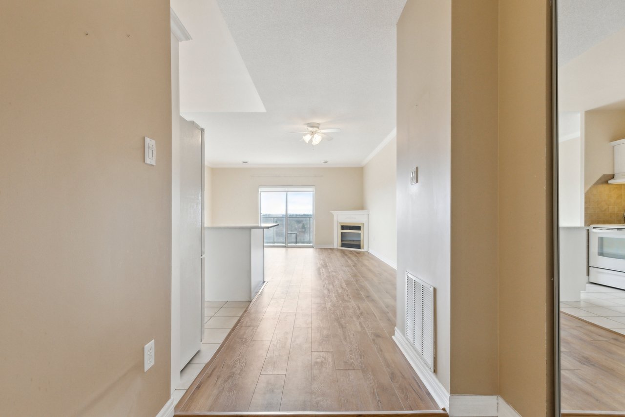 60 Wyndham Street S #909