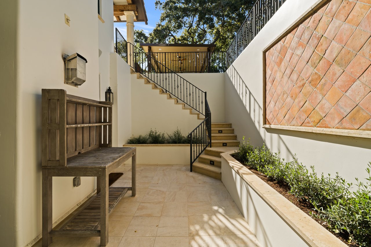 893 Laverne WAY