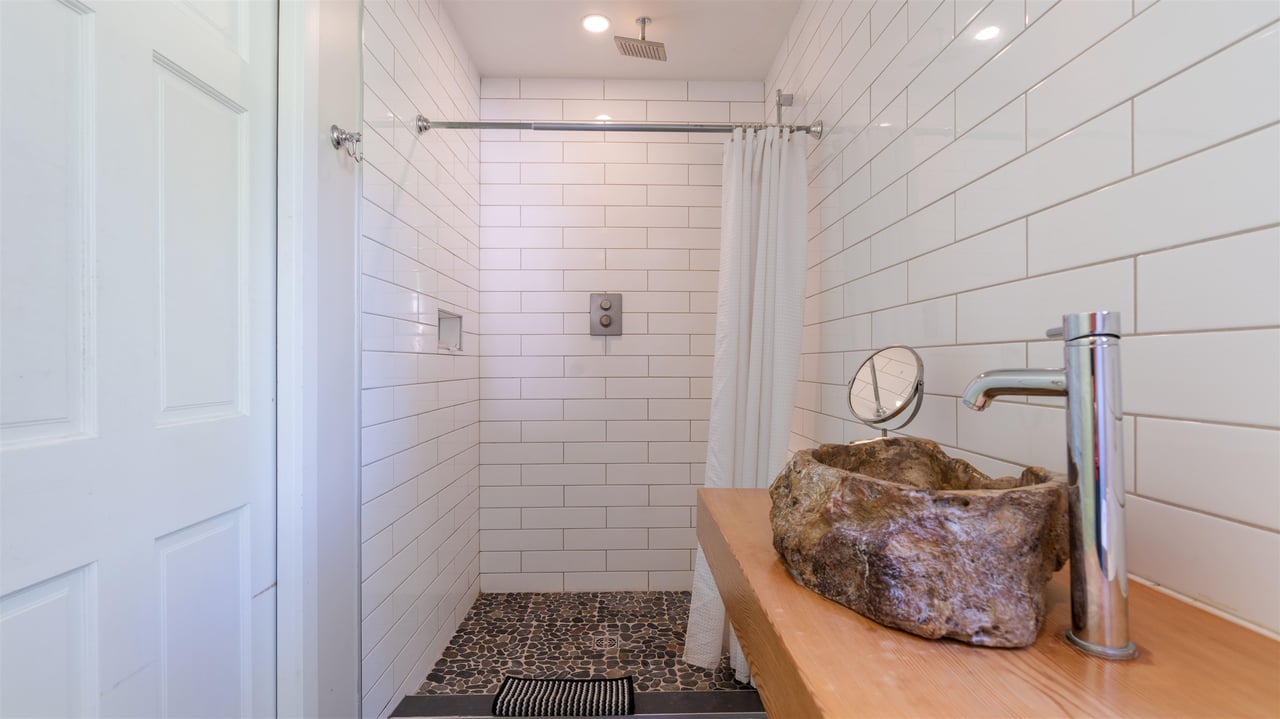 1124 Plateau Cres