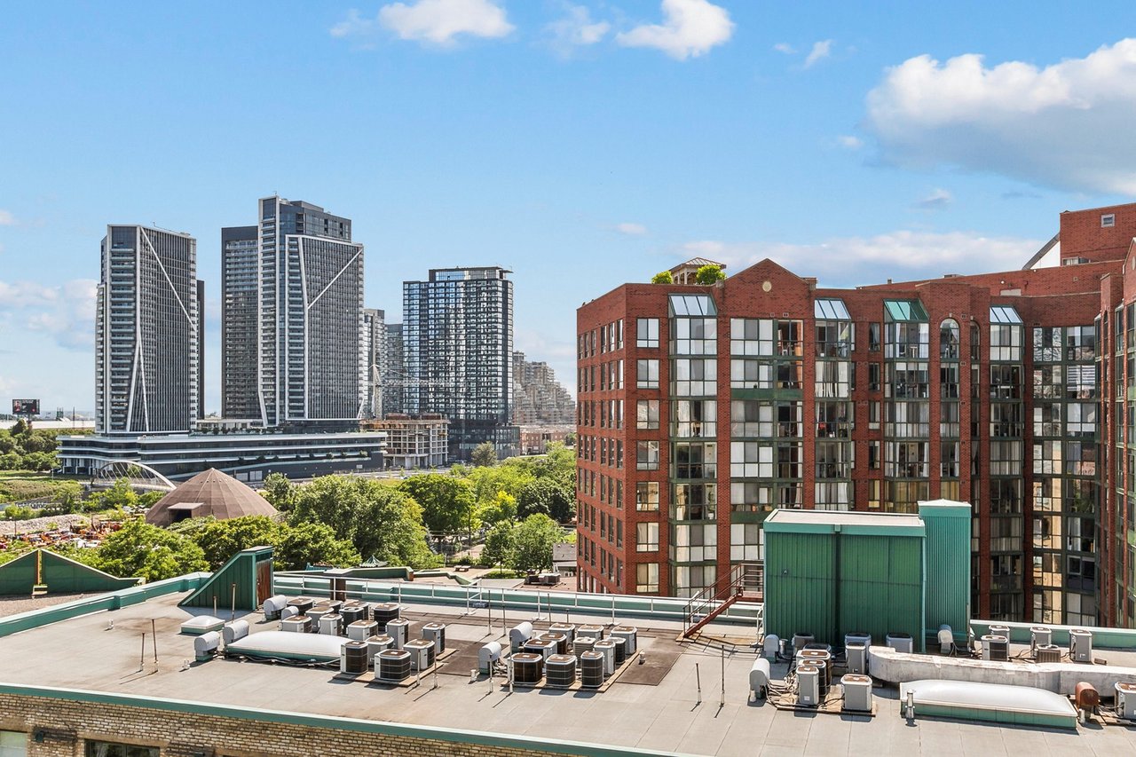 775 King St W Unit: 906