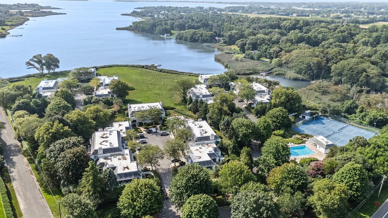2 Reed Pond Ct