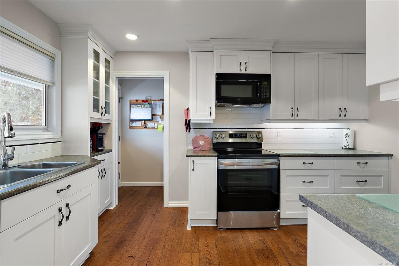 728 Porter Rd, Esquimalt