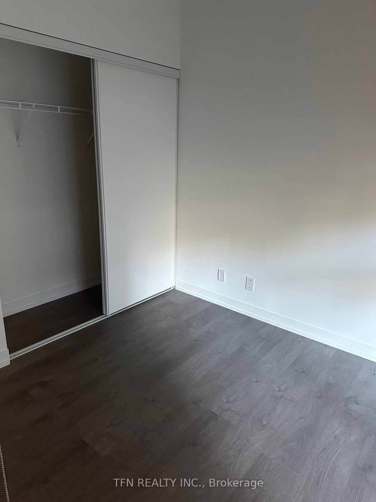 270 Dufferin St Unit: 211